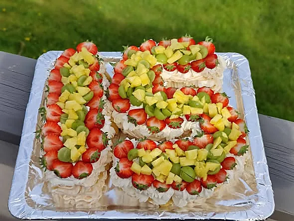 Tallkake formet som 15, dekket med jordbær, ananas og kiwi